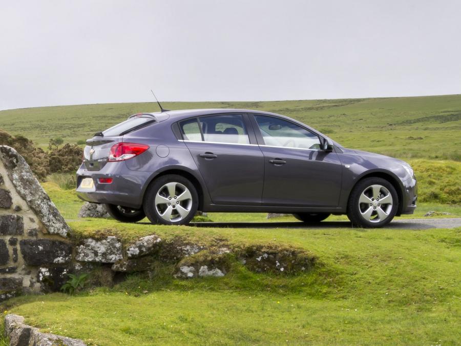  Chevrolet Cruze Hatchback 2011 года  (UK) (фото 11 из 43)